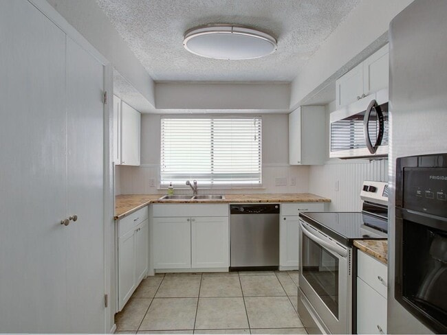 Building Photo - 8402 Tallwood Dr