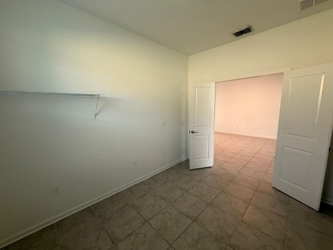 Building Photo - Rare find In-Law suite Home! Single family house with Separate entry and kitchen, laundry set!