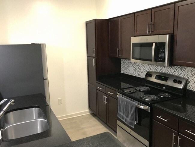 Building Photo - Charming ground-level 1 bed / 1 bath condo...