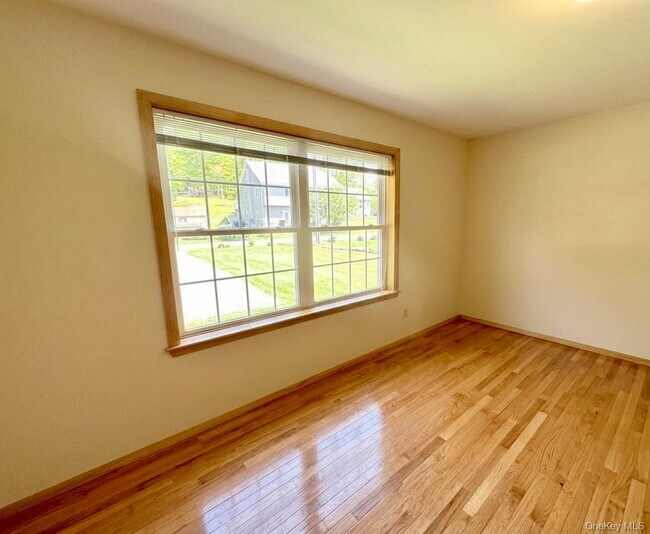 Building Photo - 27 Hemlock St