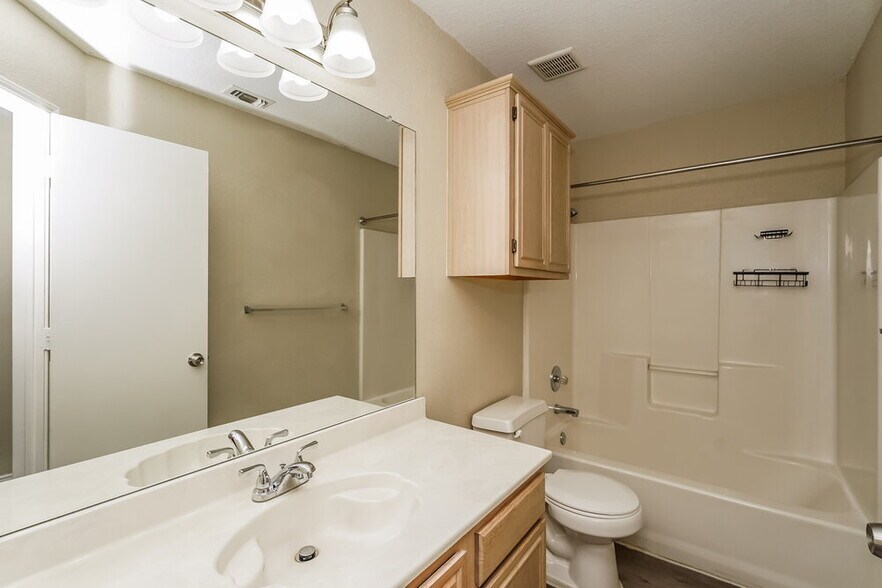 Building Photo - 4001 Periwinkle Dr