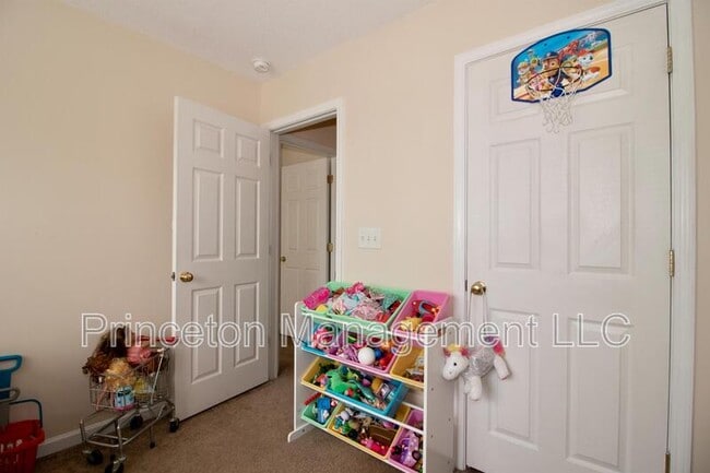 Building Photo - 137 Lynch Cir