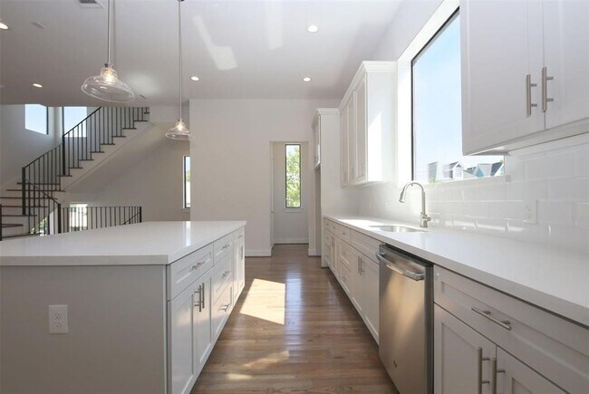 Building Photo - 820 W 22nd St