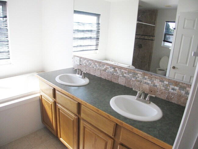 Building Photo - 627 Kings Glen Loop