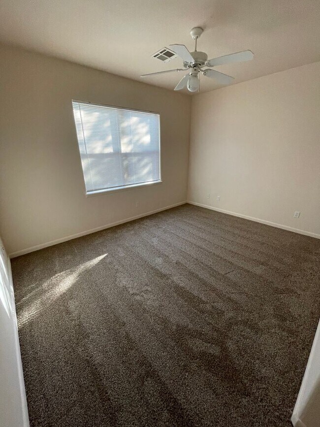 Building Photo - Beautiful 3 Bedroom/2.5 Bath w/ Office off...