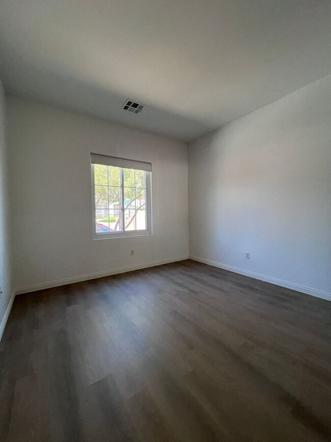 Building Photo - Stunning 4-Bed 3 Car Garage Gated Single S...