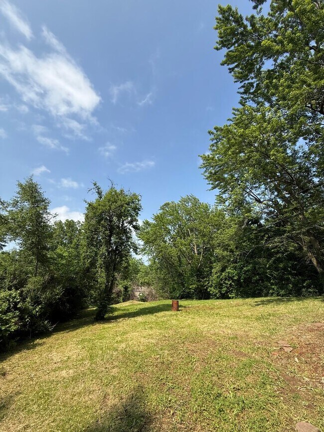 Building Photo - 4 bedroom 1 bathroom spacious property. Beautiful home section 8 ready. If you would like to view...