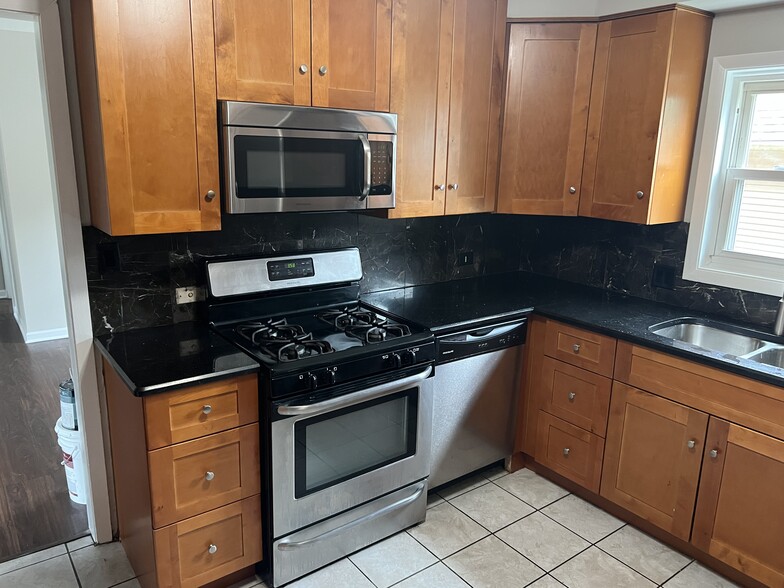 Building Photo - 1050 W Touhy Ave