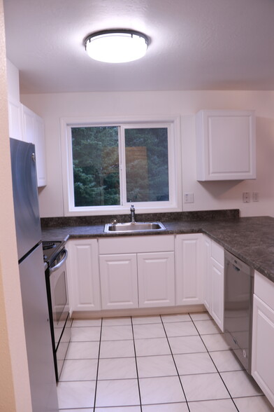 Kitchen - 1890 Glacier Ave