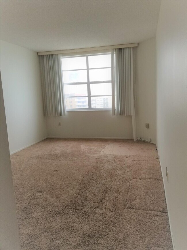 Building Photo - 1950 S Ocean Dr