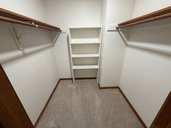 Building Photo - Lakefront 2 bed 2.5 bath townhouse!