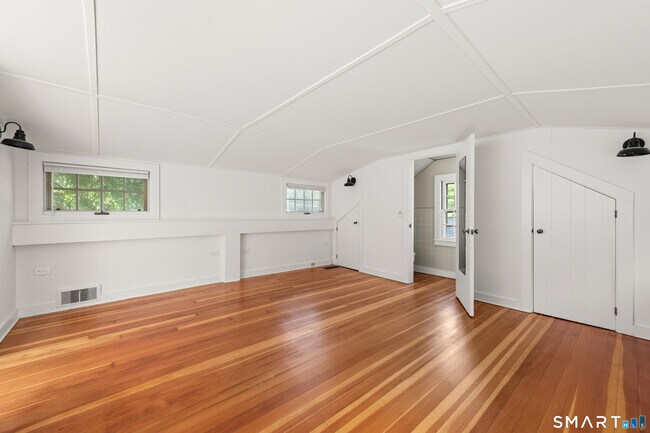 Building Photo - 527 Danbury Rd