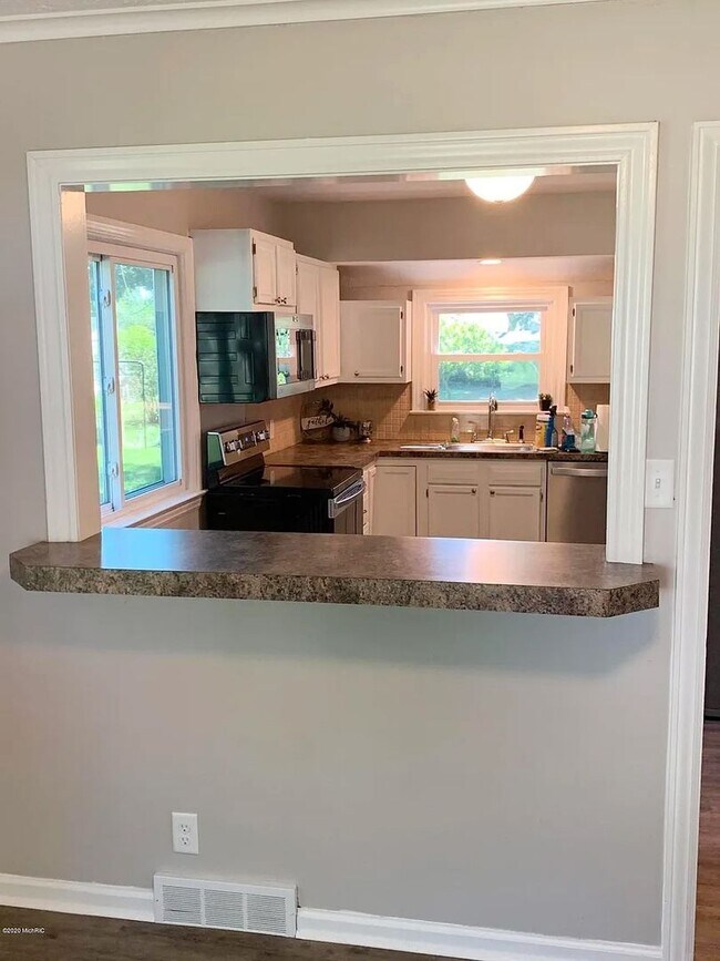 Building Photo - 3 Bedroom Home On Holland's North Side