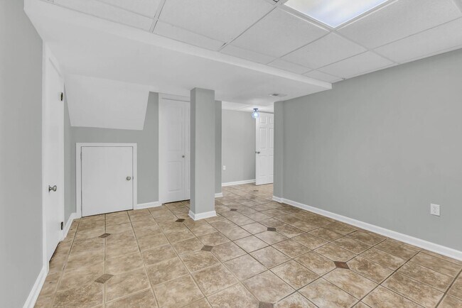 Building Photo - 613 Channell Dr