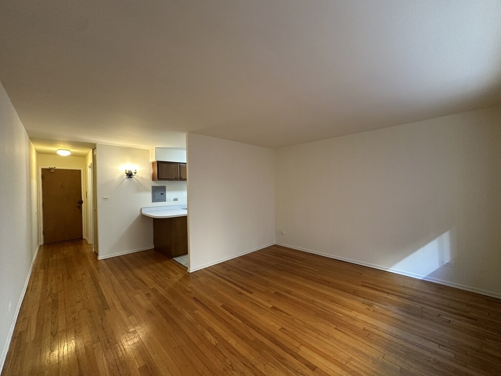 Building Photo - 665 W Wrightwood Ave