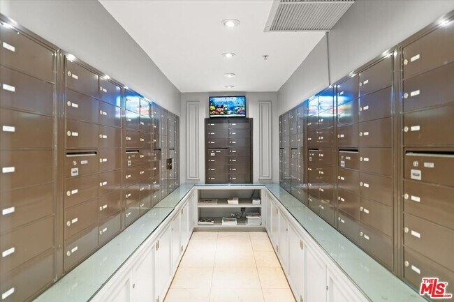 Building Photo - 10660 Wilshire Blvd
