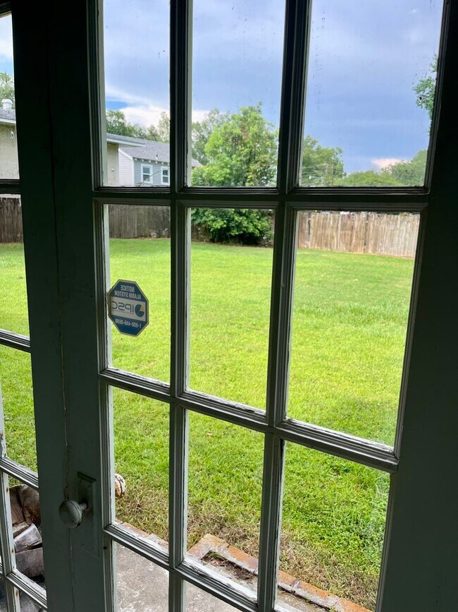 Building Photo - Charming Cottage in the Heart of Hammond! ...