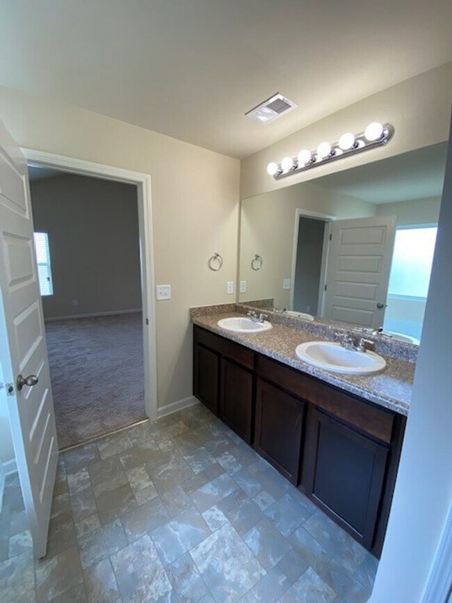 Building Photo - 4702 Southwind Rd