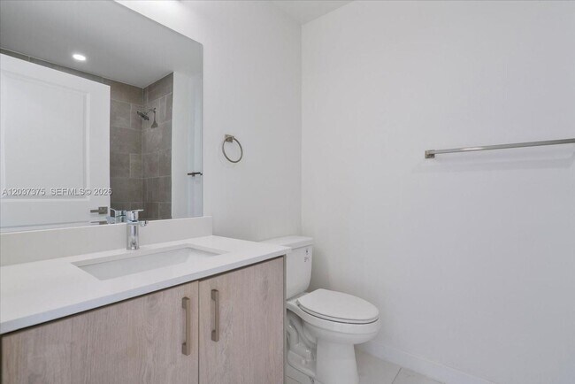 Building Photo - 420 SW 7th Ave