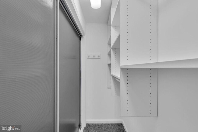 Building Photo - 165 Lakeview Dr N
