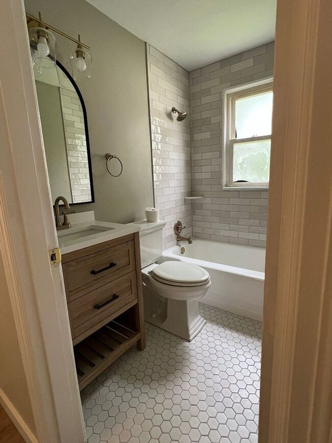 Building Photo - Spacious and Freshly Remodeled in Ritenour...