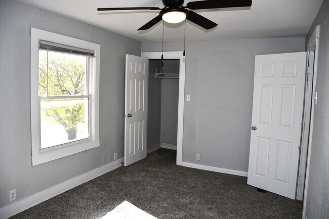 Building Photo - NEW LISTING!! 3 Bedroom House