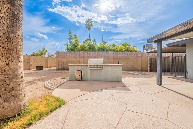 Building Photo - 2543 E Huntington Dr