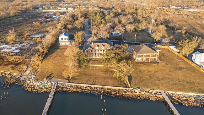 Building Photo - 2011 Crescent Dr