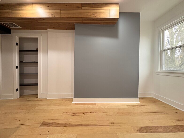 Building Photo - 5842 Hobart St