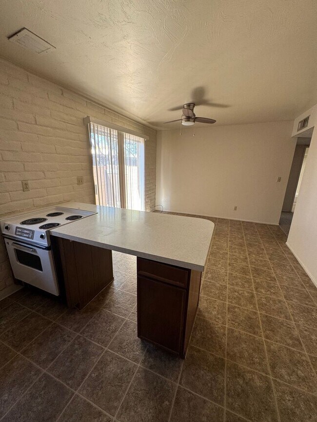 Building Photo - 4549 E Bellevue St