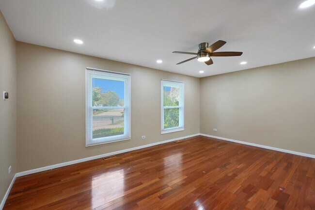 Building Photo - 1356 Larchmont Dr