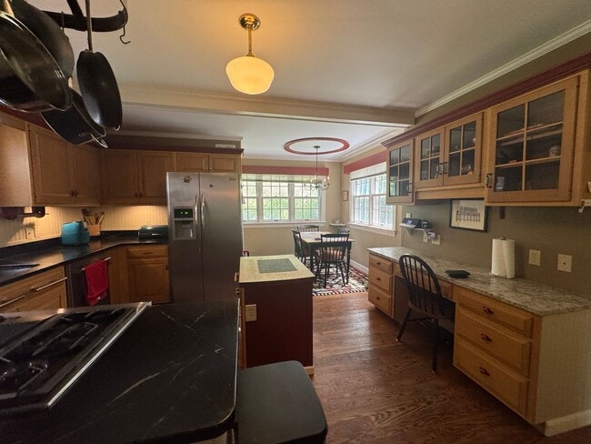 Building Photo - Beautifully Furnished Three Bedroom Home