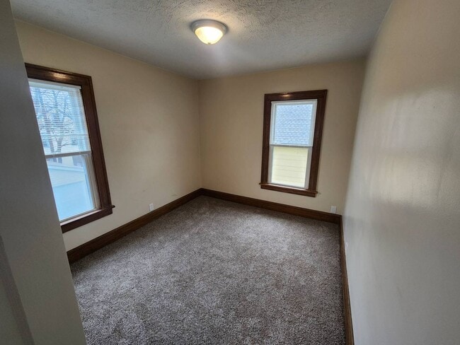 Building Photo - 2033 Robin St