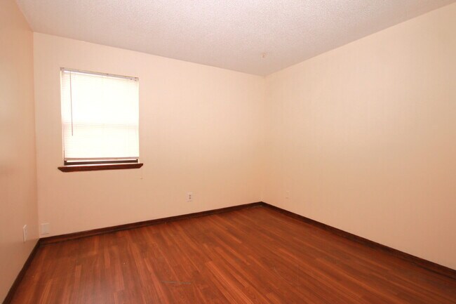 Building Photo - Spacious 2 Bedroom Rental Near Mobile Hwy ...
