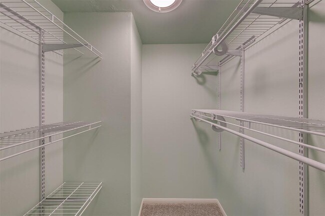 Building Photo - 2452 Country Club Dr