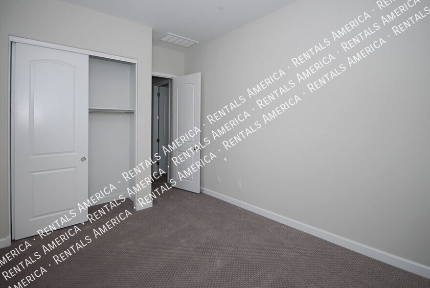 Building Photo - 3725 E Catalina Dr