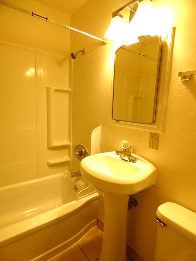 Building Photo - Rent Special: 1/2 Off January Rent!!  1 bed 1 bath Duplex near Bush Park!