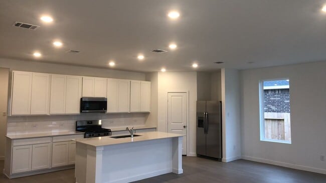 Building Photo - 421 Robin Ct