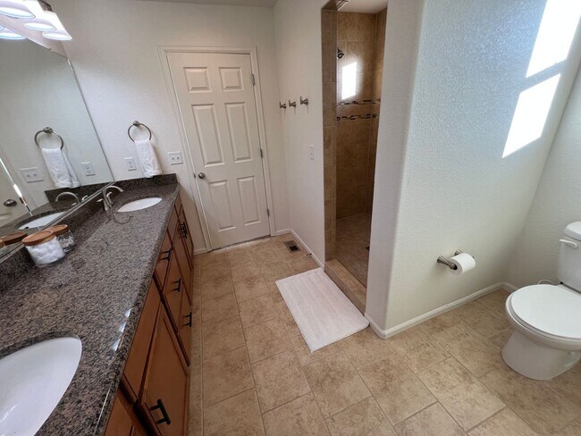 Building Photo - 4 Bed 4 Bath Home in Banning Lewis Ranch