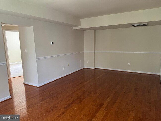 Building Photo - 1720 Queens Ln