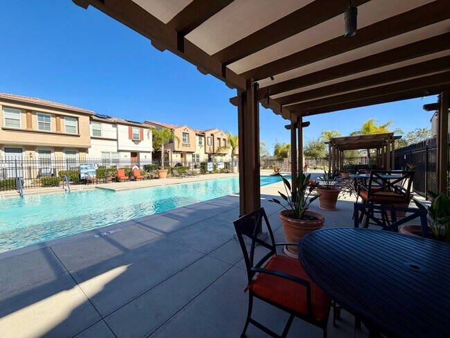 Building Photo - Move-In Ready 2 Bedroom 2.5 Bathroom Condo with LOFT & 2 Car Garage