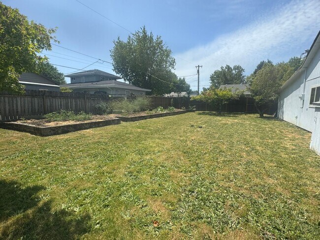 Building Photo - 3-Bedroom, 1-Bath Home In The Cal Young Ar...