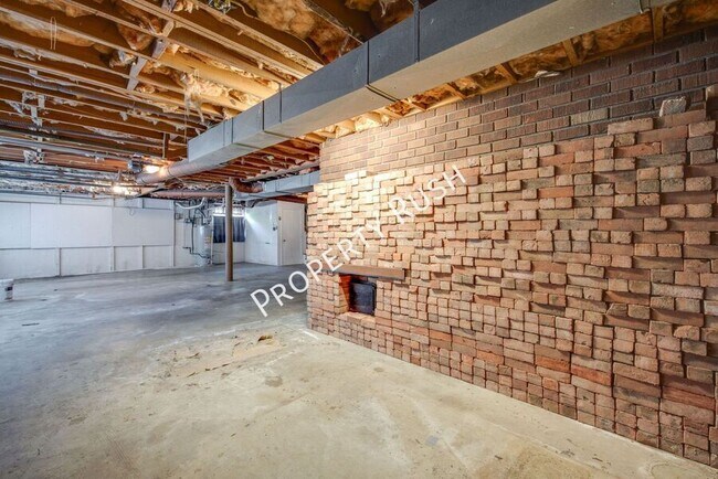 Building Photo - 303 Windmere Dr
