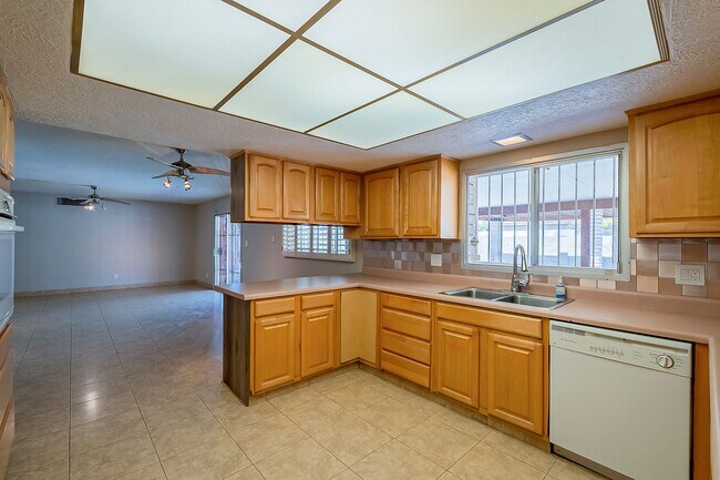 Building Photo - Move in Ready! 3 Bedrooms, 3 Bathrooms & P...