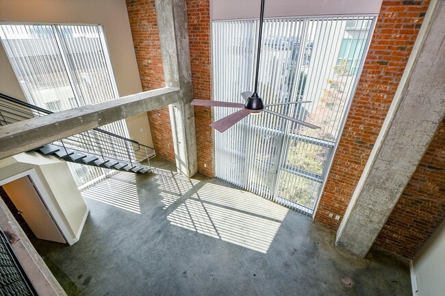 Building Photo - 2000 Bagby St