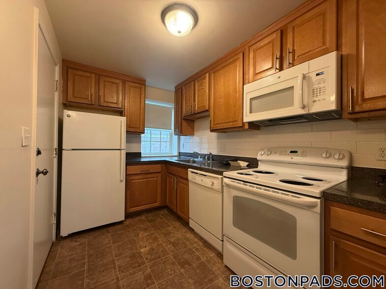 Building Photo - 32 Worthen Rd