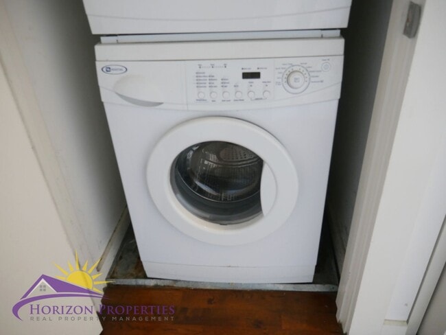 Building Photo - Modern Bright Three-story 3 Bed 2 Bath 1,400 Sqft Mansion Flats Designer Condo