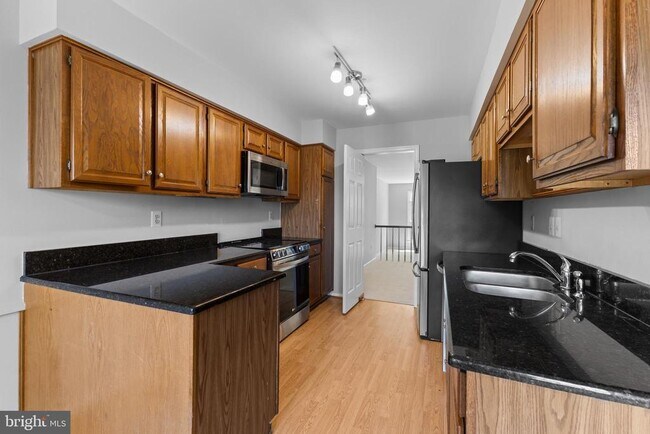 Building Photo - 5142 Woodford Dr