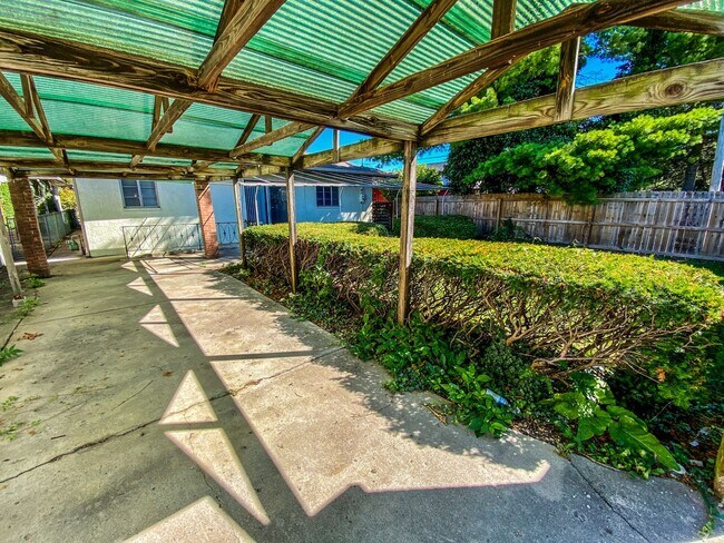 Building Photo - Remodeled Westgate Home with Attached Prof...