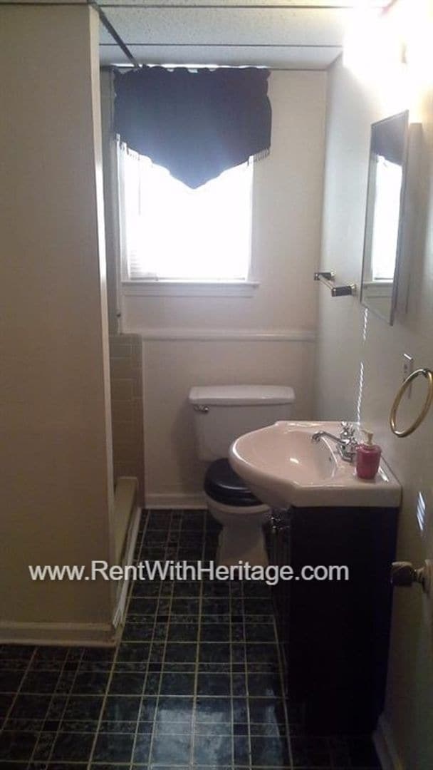 Building Photo - Amazing 4 Bedroom/ 2 Bath Home / Bonus Roo...